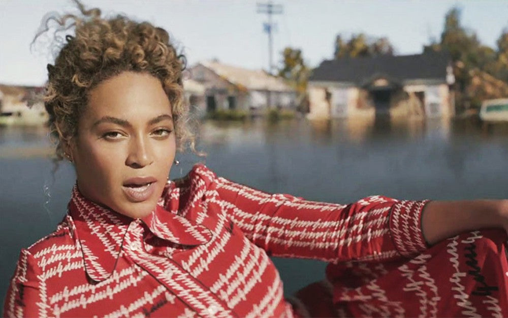 BEYONCE STEAMS IT UP IN GUCCI